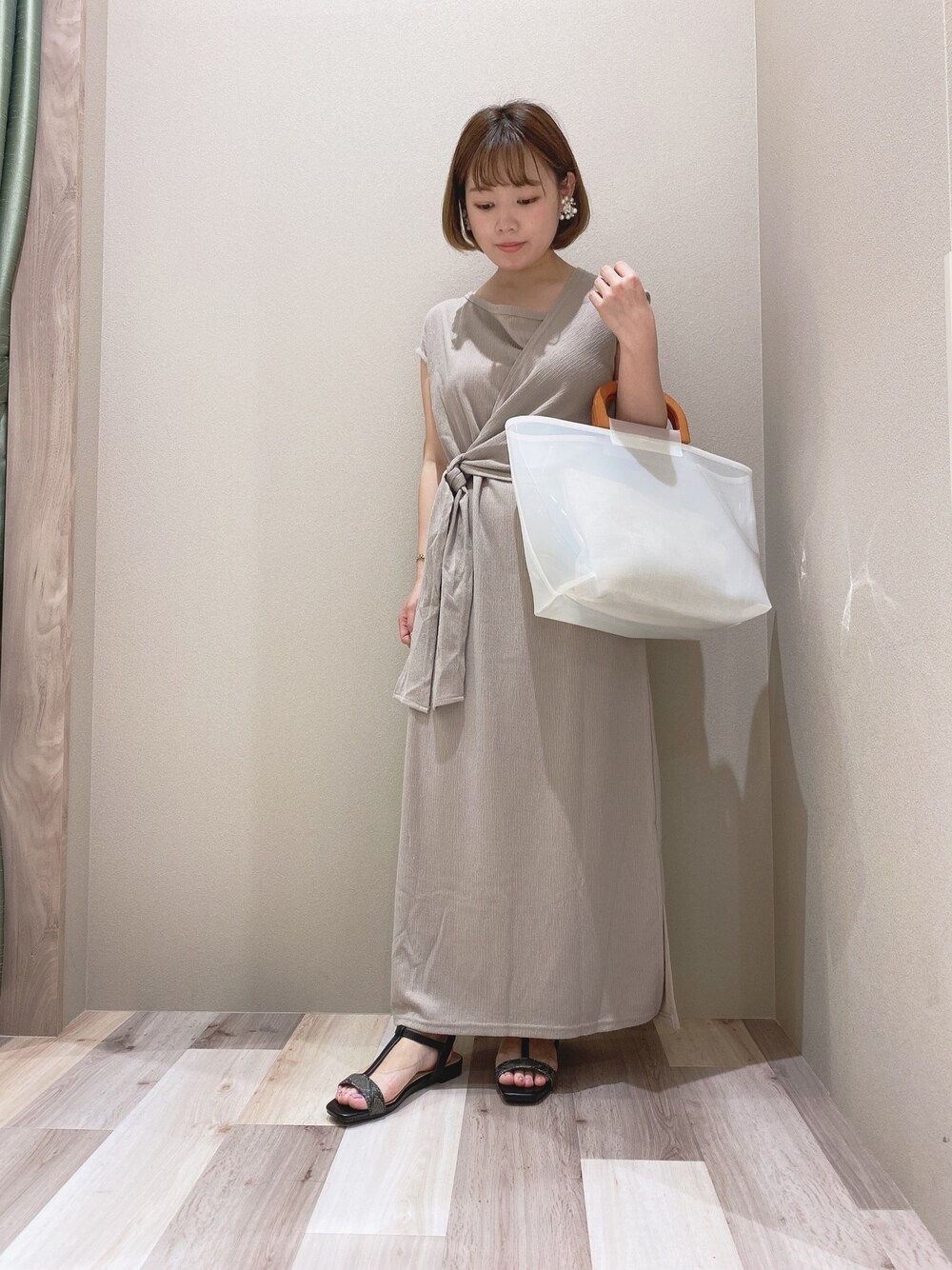 「シンプルコーデ、大人コーデ、ベージュ、低身長、ワンピース、Green Parks、サンダル」｜「Green　Parksの・ポーチ付きウッドハンドルクリアトート＊★（トートバッグ、ホワイト系）」を使った、🌼minami🌼さん（レディース・149cm）の夏コーディネートの1枚目の写真