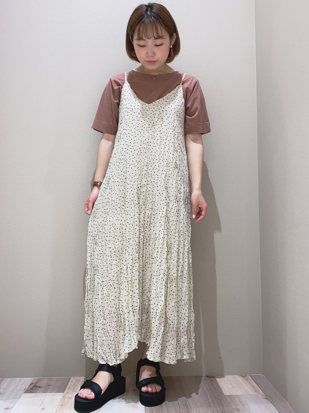 シルバー系のワンピース/ドレス、ブラウン系のTシャツ/カットソー、ブラック系のサンダルを着用したレディースの夏コーディネートの1枚目の写真