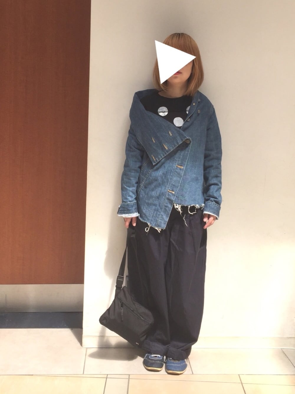 「デニム、＃デニムジャケット、春コーデ、サコッシュ、ゆるコーデ、スニーカー、Gジャン、ヌケ感」｜「mysticのアイテム（デニムジャケット、ブルー系）」を使った、yukaさん（レディース・152cm）の春コーディネートの1枚目の写真