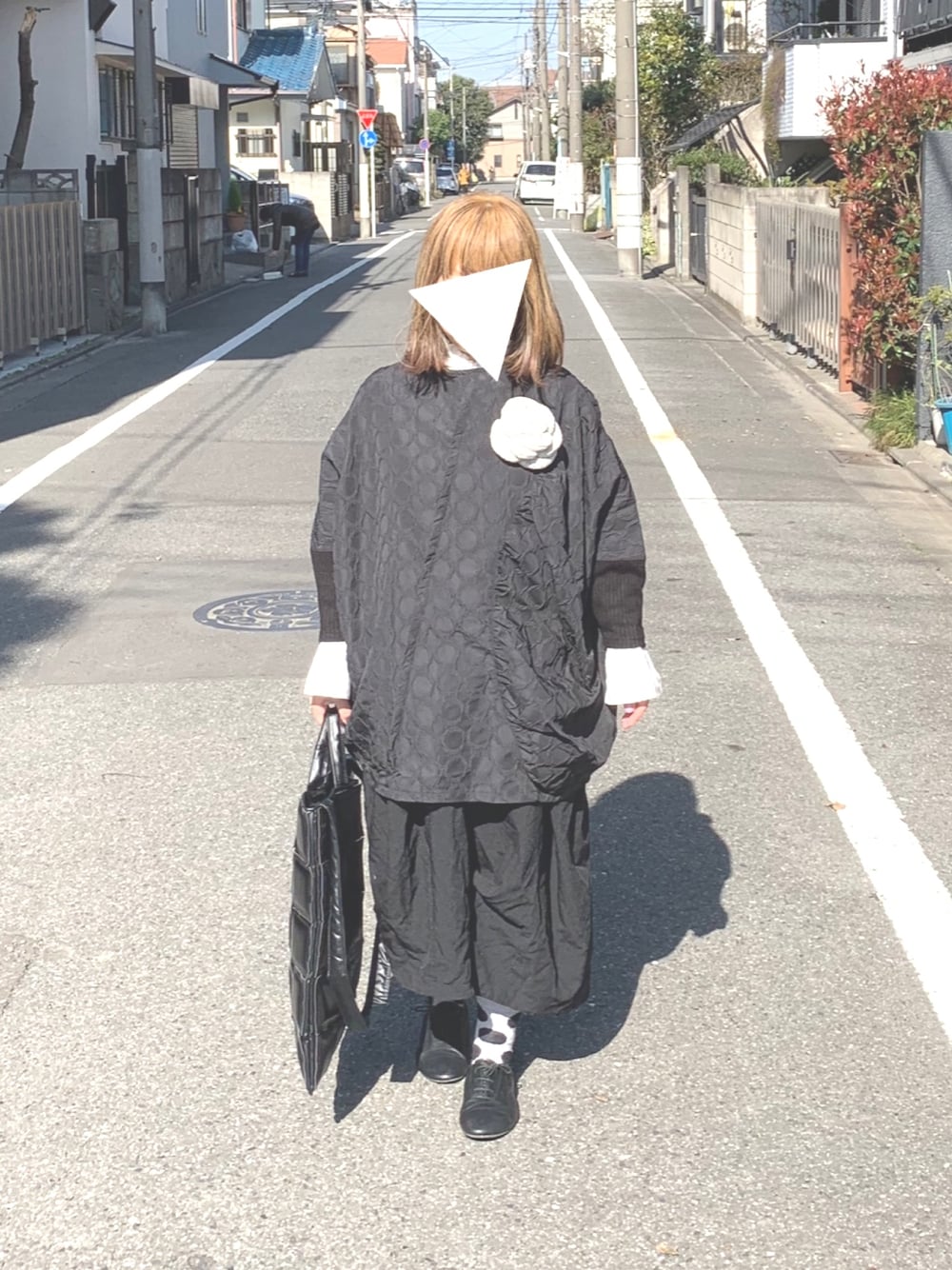 「卒業式、シンプルコーデ、モノトーン、モノトーンコーデ、ブラックコーデ、ドット、ゆるコーデ、ブラウス、ワイドパンツ」｜「frankygrowのアイテム（Tシャツ/カットソー、ブラック系）」を使った、yukaさん（レディース・152cm）の春コーディネートの1枚目の写真