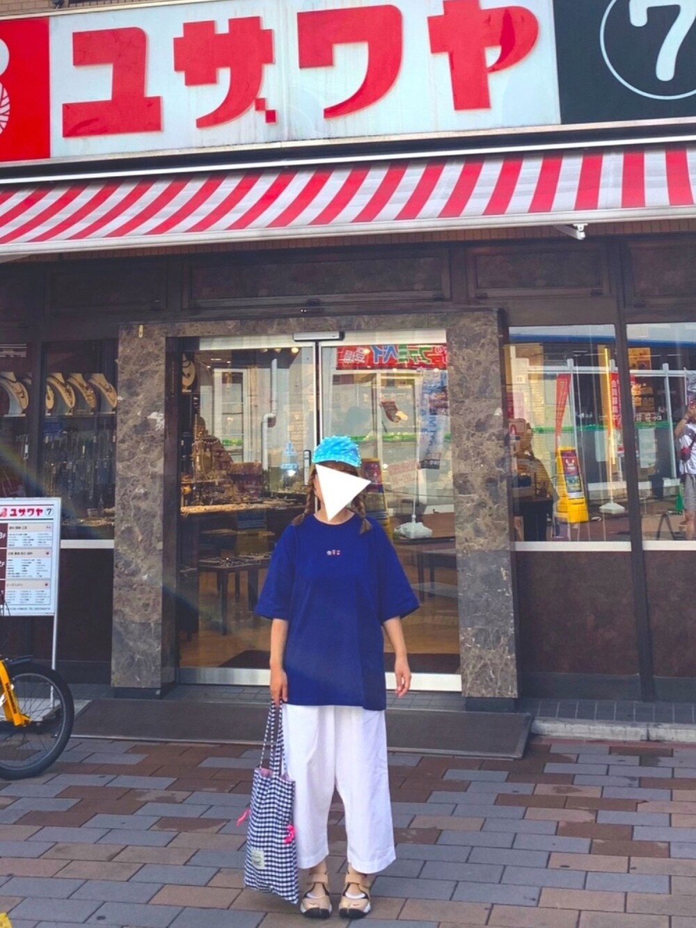「夏コーデ、Tシャツ、白パンツ、トートバッグ、巾着バッグ、キャツプ、青、丸メガネ、エアリフト」｜「FRAPBOISのＤＯＭＤＯＭＴ 全4色　ビッグシルエット Tシャツ（Tシャツ/カットソー、ブルー系）」を使った、yukaさん（レディース・152cm）の夏コーディネートの1枚目の写真