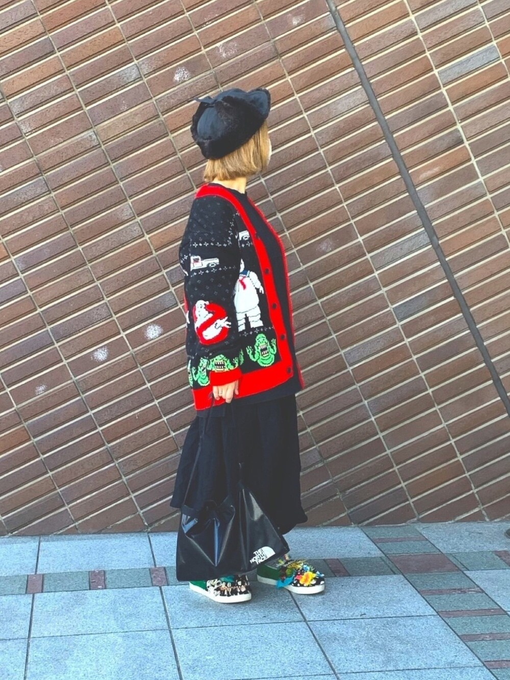 「カーディガン、ブラックコーデ、THE NORTH FACE、フライトキャップ、パイロットキャップ、リラックススタイル、ゆるコーデ、スリッポン、古着コーデ、ニットカーディガン」｜「FRAPBOISのフライトキャップ（ハット、ブラック系）」を使った、yukaさん（レディース・152cm）の冬コーディネートの1枚目の写真