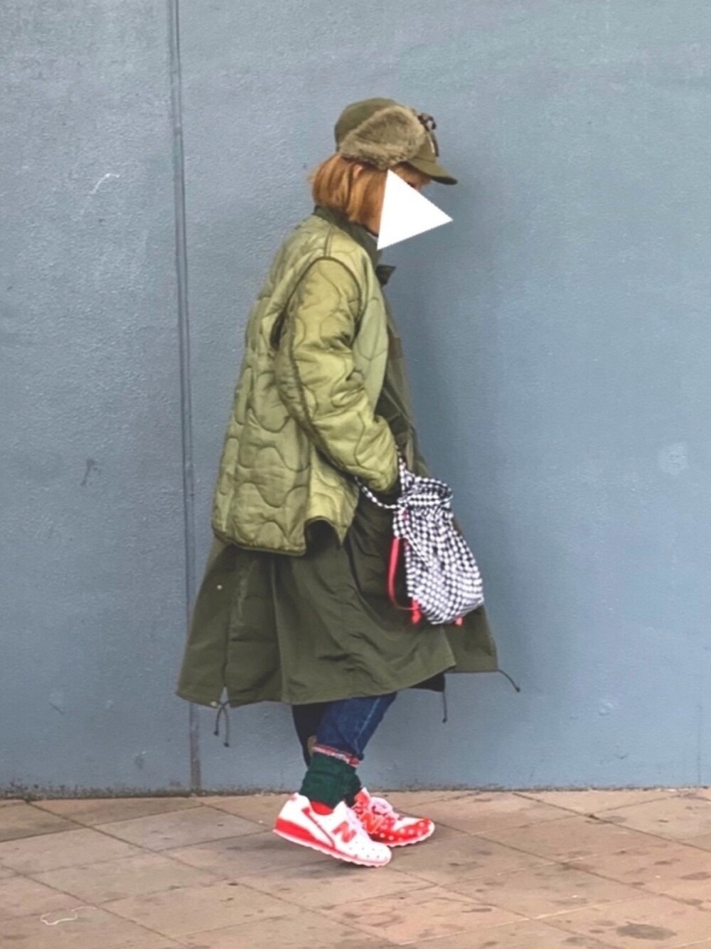 「ライナージャケット、ミリタリージャケット、フライトキャップ、低身長、ロングコート、New Balance、ドット、ギンガムチェック、M-65、アウターONアウター」｜「BEAMS BOYのBEAMS BOY / ソロテックス M-65 パーカ（ミリタリージャケット、グリーン系）」を使った、yukaさん（レディース・152cm）の冬コーディネートの1枚目の写真