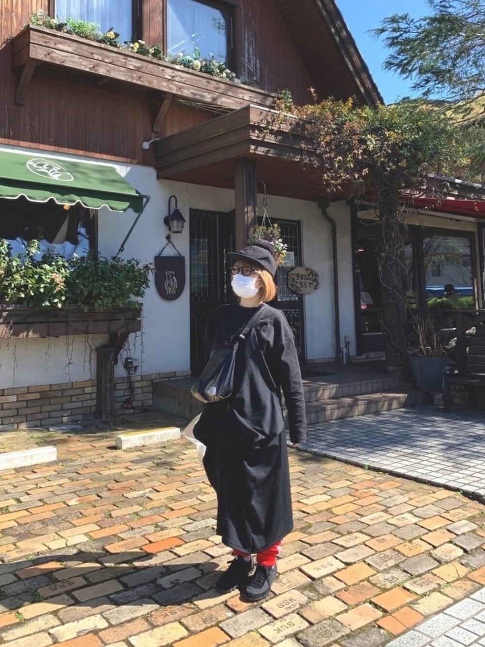 「ロンT、ナイキ、モノトーンコーデ、ブラックコーデ、スポーツmix、ジャージ、アディダス、ワンピース、メガネ女子、オーバーサイズ」｜「BLACK COMME des GARCONSのアイテム（スニーカー、ブラック系）」を使った、yukaさん（レディース・152cm）の春コーディネートの1枚目の写真