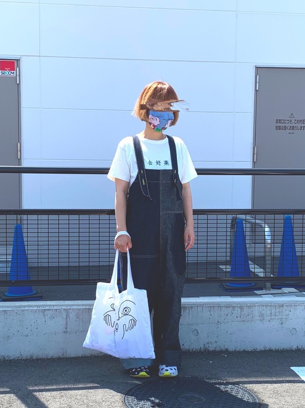 「サロペット、オーバーサイズ、オーバーオール、白Tシャツ、エコバッグ、デニム、低身長、ゆるコーデ」｜「FRAPBOISのＮＢ－ＣＲＵＳＨ（スニーカー、ホワイト系）」を使った、yukaさん（レディース・152cm）の夏コーディネートの1枚目の写真
