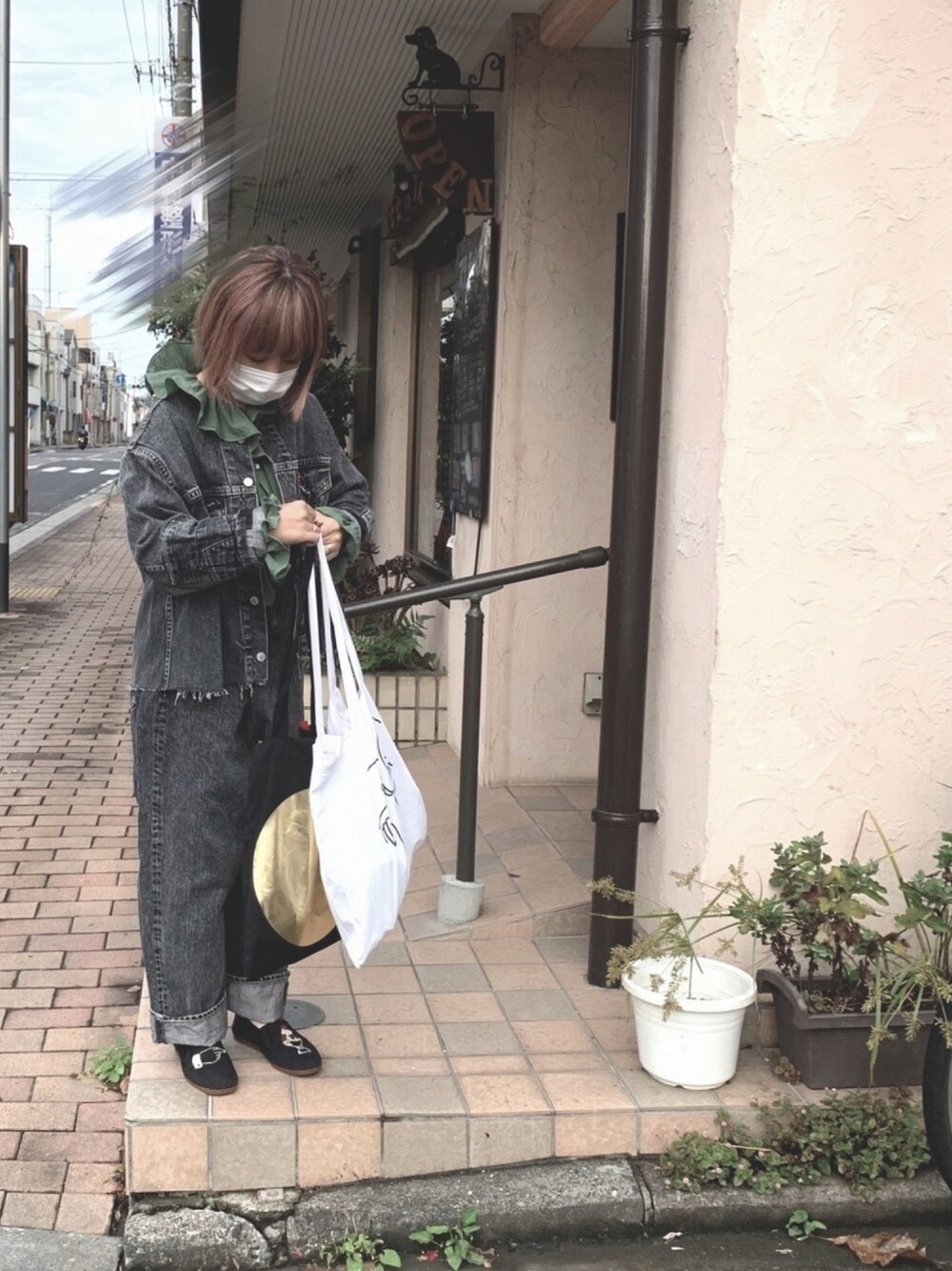 「セットアップ、デニム、デニムオンデニム、カンフーシューズ、エコバッグ、トートバッグ、デニムジャケット、オールブラック、ブラックコーデ」｜「GO TO HOLLYWOODのムラデニム リメイク ジャケット（デニムジャケット、ブラック系）」を使った、yukaさん（レディース・152cm）の秋コーディネートの1枚目の写真
