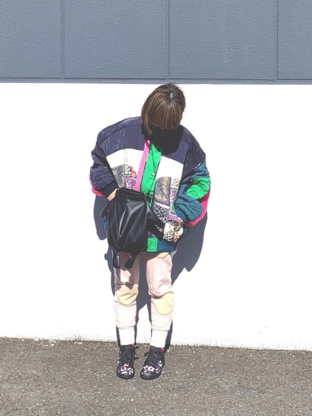 「スウェットパンツ、スニーカーコーデ、巾着バッグ、ビッグシルエット、プチプラ、スウェット、ドット、キルティングジャケット」｜「COMME des GARCONSのアイテム（スニーカー、ブラック系）」を使った、yukaさん（レディース・152cm）の冬コーディネートの1枚目の写真
