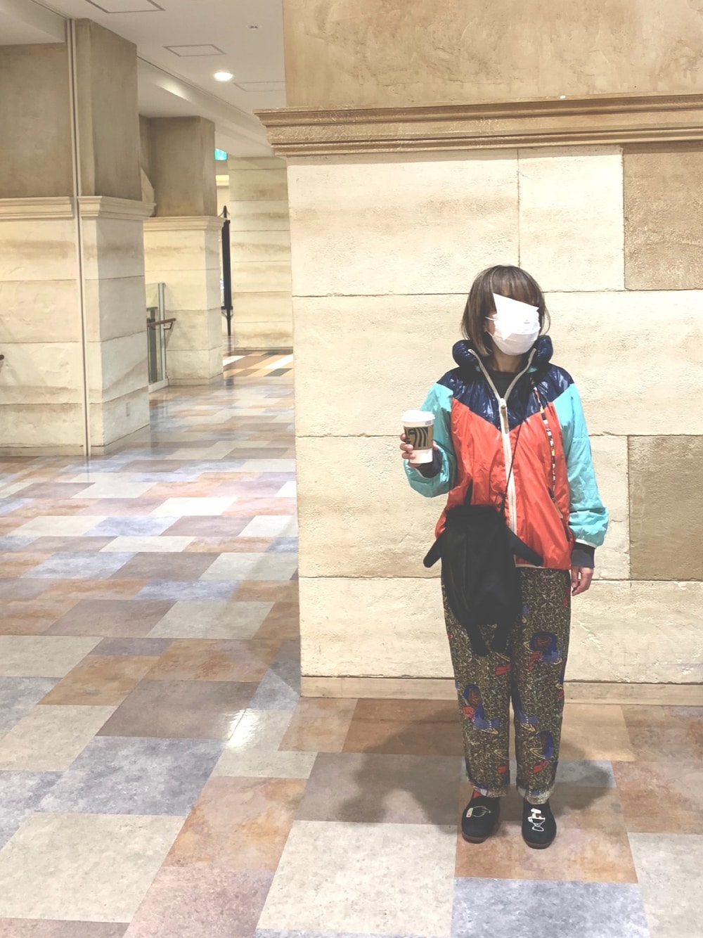 「ラクチンコーデ、マウンテンパーカー、カンフーシューズ、チャイナシューズ、ショルダーバッグ、休日スタイル」｜「mercibeaucoup,のアイテム（マウンテンパーカー、ブルー系）」を使った、yukaさん（レディース・152cm）の冬コーディネートの1枚目の写真