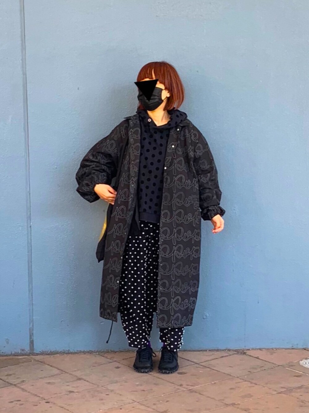 「オールブラック、モノトーン、ロングコート、ロングシャツ、パーカー、パンツスタイル、スニーカーコーデ、NIKE」｜「frankygrowのアイテム（ノーカラーコート、ブラック系）」を使った、yukaさん（レディース・152cm）の冬コーディネートの1枚目の写真