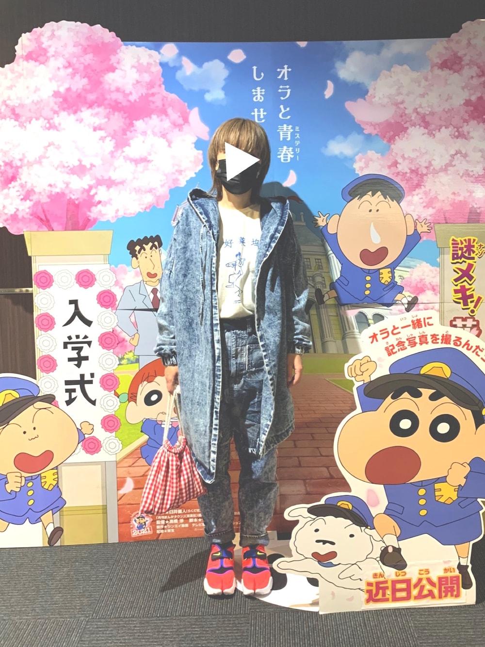 「古着MIX、セットアップ、ケミカルウォッシュ、ケミカルデニム、ロンT、ギンガムチェック、巾着バッグ」｜「NIKEのNIKE ナイキ ウィメンズ アクア リフト / NIKE W AQUA RIFT bq4797-600 【SP】（スニーカー、レッド系）」を使った、yukaさん（レディース・152cm）の春コーディネートの1枚目の写真