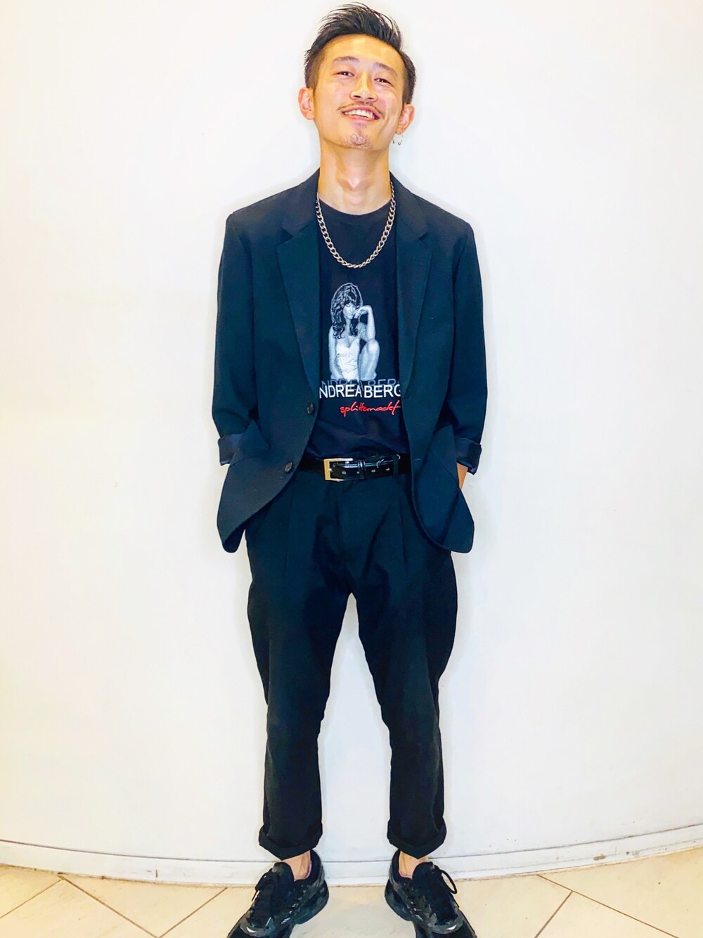 「秋コーデ、シンプル、カジュアルコーデ、いいね、save、フォローお願いします🤑、UNIQLO、スニーカー、くるぶしソックス、ジャケットスタイル、美容師、アシスタント」｜「GUのアイテム（スラックス、ブラック系）」を使った、じりひさん（メンズ・173cm）の秋コーディネートの1枚目の写真