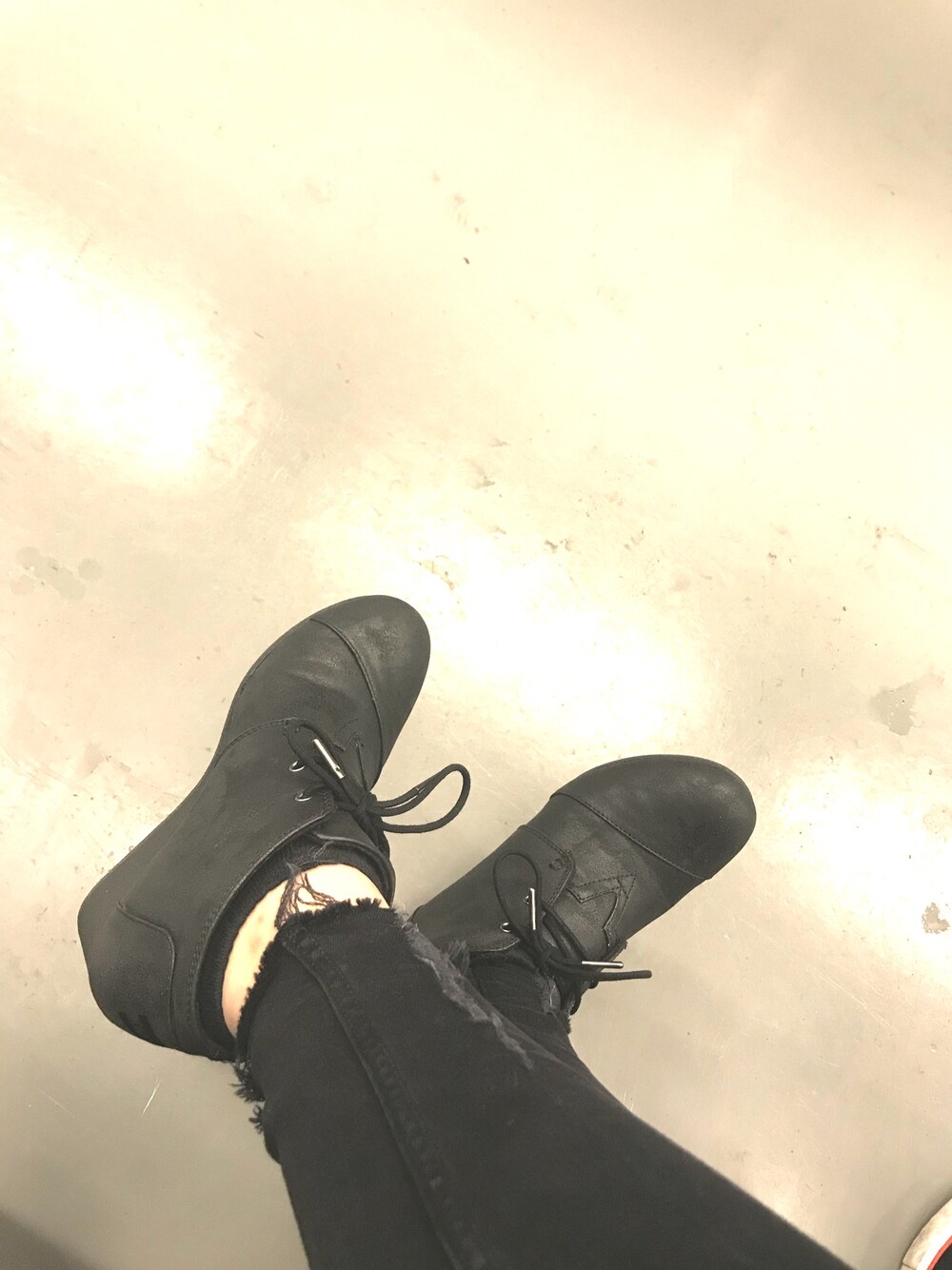 「秋のコーデ、シンプル、黒、ブーティ、おとなコーデ、おしゃれさんと繋がりたい」｜「TOMSの【TOMS/トムス】ウィメンズウェッジブーツ-ブラックメタリックシンセティックレザーデザートウェッジ（ブーティ、ブラック系）」を使った、Yunaさん（レディース・167cm）の秋コーディネートの1枚目の写真