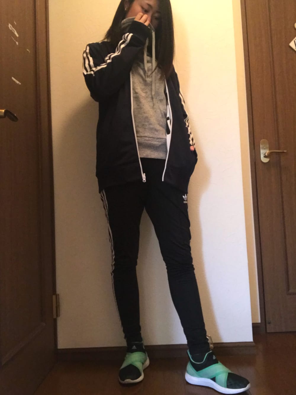 「運動コーデ、アディダス、アディダスオリジナルス、ユニクロ、adidas、adidas originals、UNIQLO」｜「adidasのアイテム（スニーカー、グリーン系）」を使った、Yunaさん（レディース・167cm）の冬コーディネートの1枚目の写真