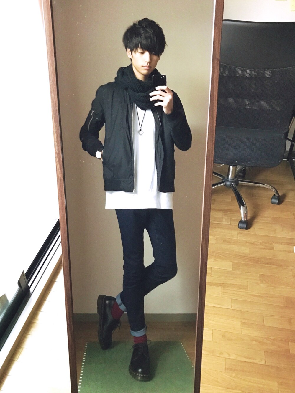 「トレーナー、ラフ、street、カジュアル、スヌード、黒、シンプル、革靴、Dr.Martens、ビッグシルエット」｜「UNIQLOのアイテム（スウェット、ホワイト系）」を使った、ryo_kandaさん（メンズ・175cm）の冬コーディネートの1枚目の写真