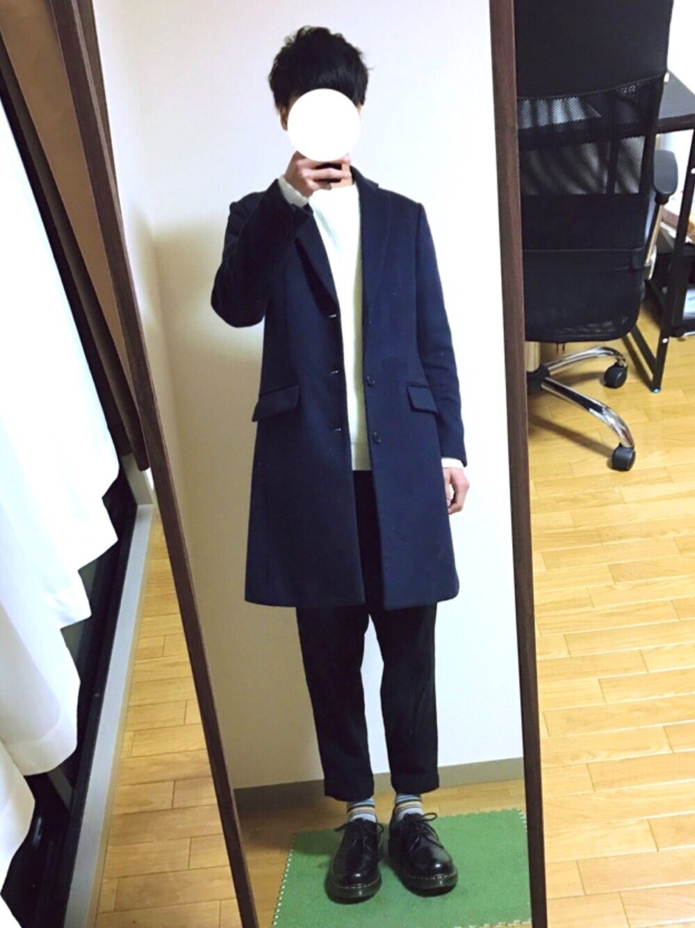 ブルー系のチェスターコート、ホワイト系のニット/セーター、ブラック系のその他パンツを着用したメンズの冬コーディネートの1枚目の写真