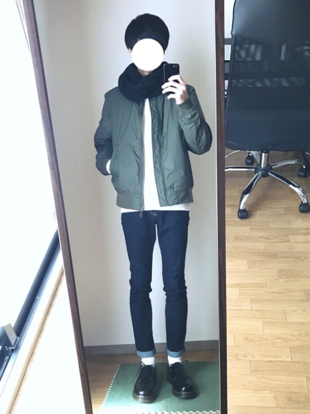 「白ソックス、プチプラ、UNIQLO、GU、MA-1、ブルゾン、シンプル、革靴、スキニーデニム」｜「UNIQLOのMA-1ブルゾン（ブルゾン、グリーン系）」を使った、ryo_kandaさん（メンズ・175cm）の冬コーディネートの1枚目の写真