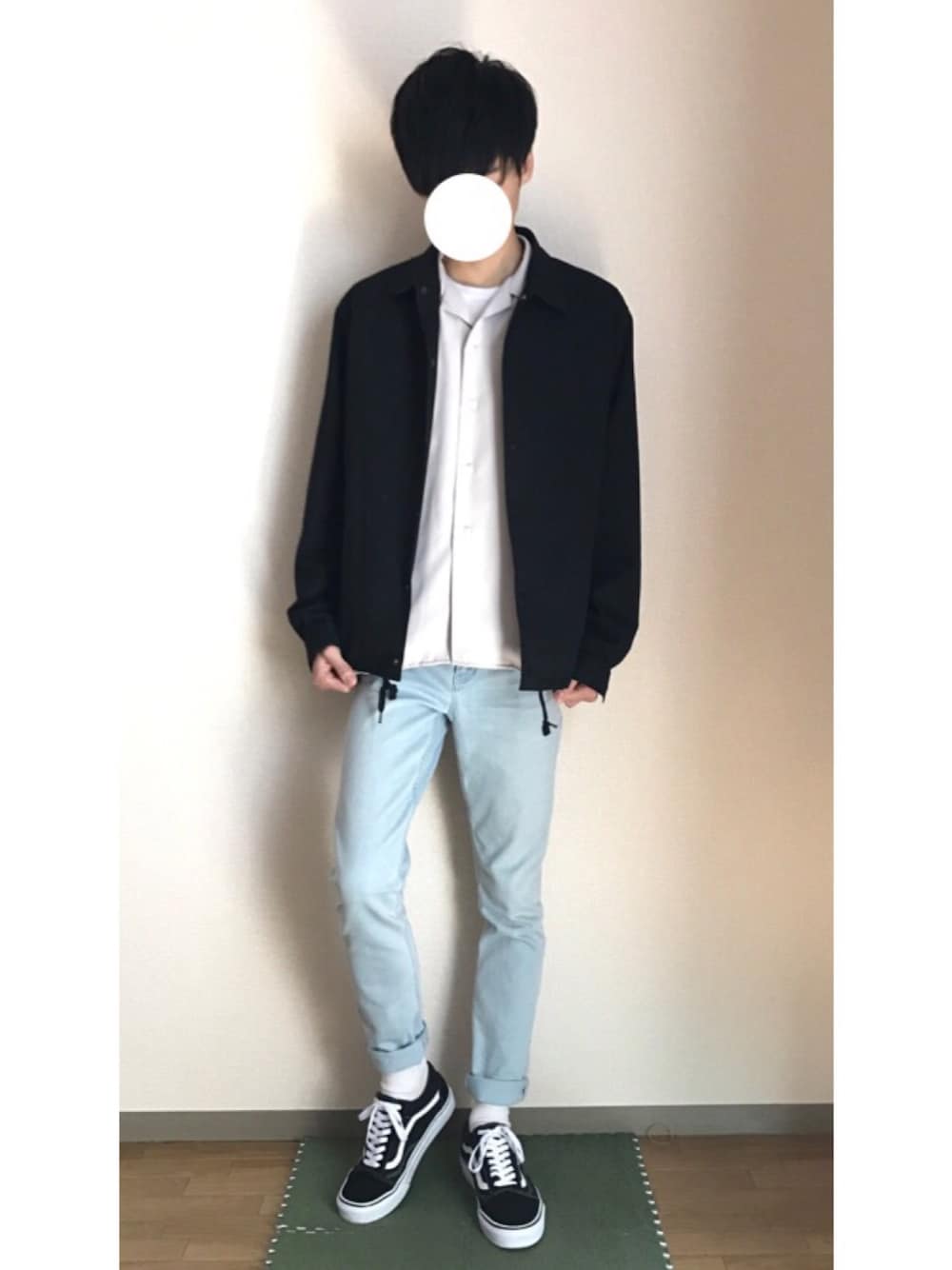 グレー系のシャツ/ブラウス、ブラック系のその他アウター、ブルー系のデニムパンツを着用したメンズの春コーディネートの1枚目の写真