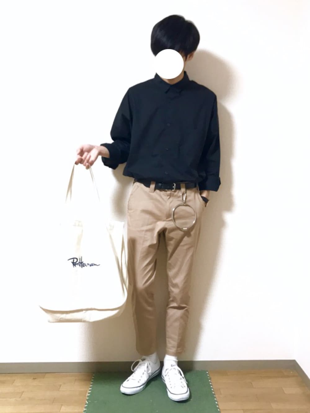 ブラック系のシャツ/ブラウス、ベージュ系のチノパンツ、ホワイト系のスニーカーを着用したメンズの春コーディネートの1枚目の写真