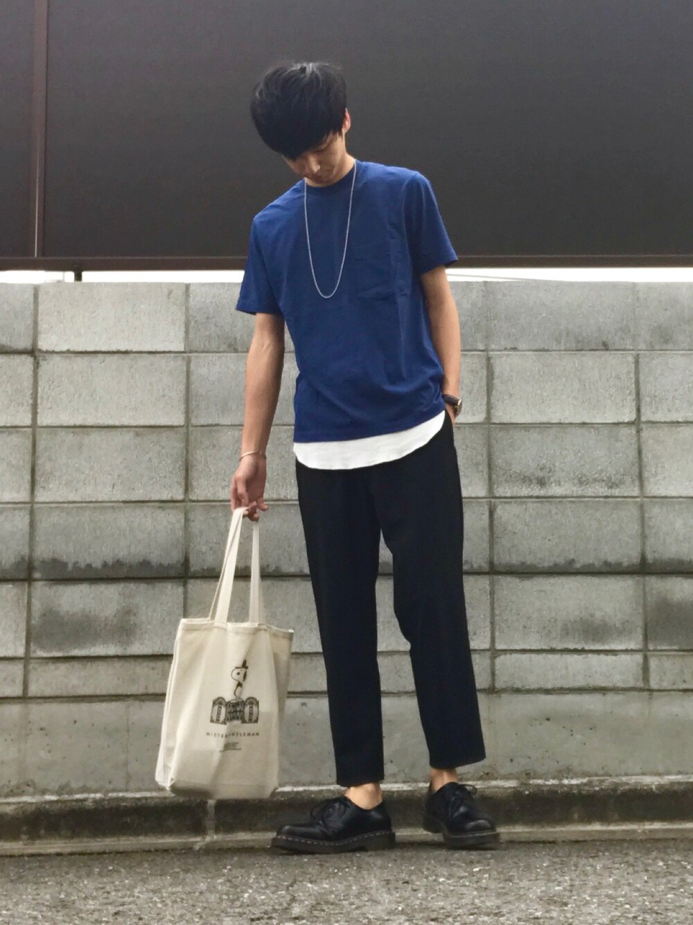 ブルー系のTシャツ/カットソー、ホワイト系のタンクトップ、ブラック系のその他パンツを着用したメンズの夏コーディネートの1枚目の写真