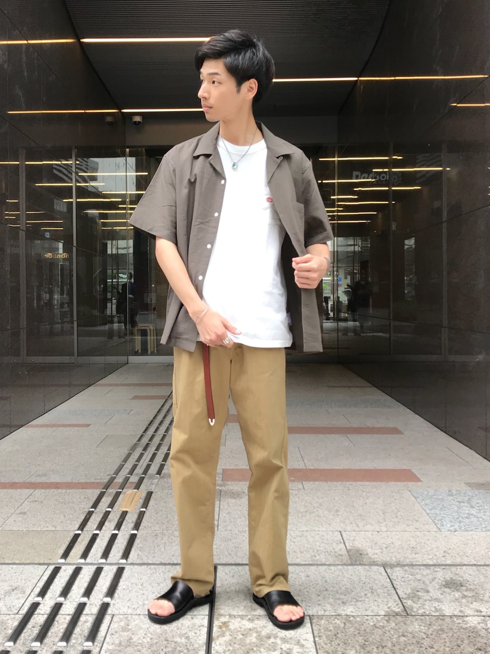 「シンプル、夏、ゆるコーデ、オーバーサイズ、ビックシルエット、今日のコーデ、ワークパンツ、革靴、オープンカラーシャツ、ワントーンコーデ」｜「FREAK'S STOREのTORAY綿麻 オープンカラー シャツ（シャツ/ブラウス、グリーン系）」を使った、ryo_kandaさん（メンズ・175cm）の夏コーディネートの1枚目の写真