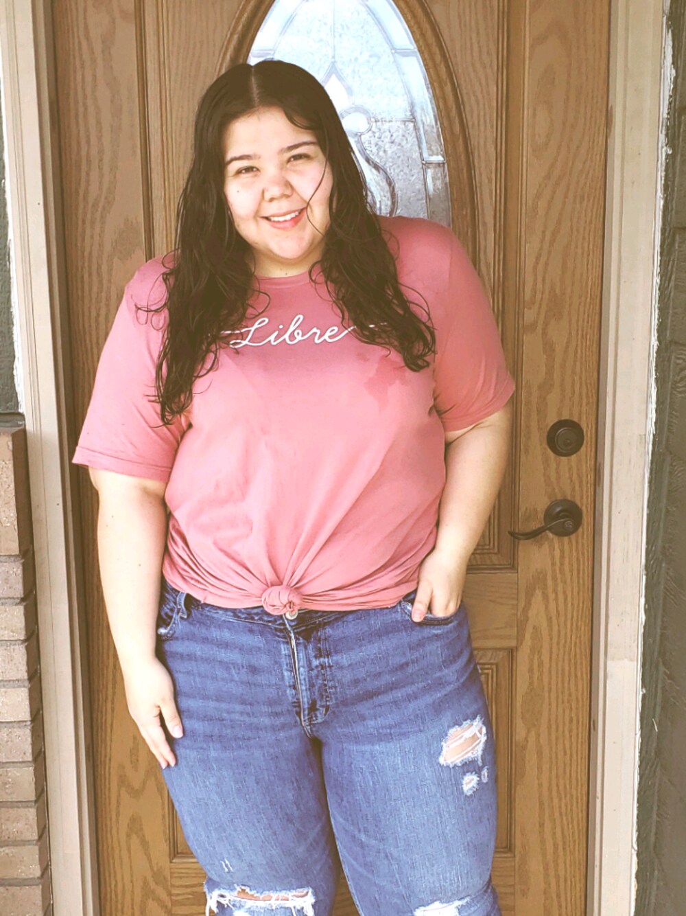 ブルー系のデニムパンツを着用したレディースの夏コーディネートの1枚目の写真