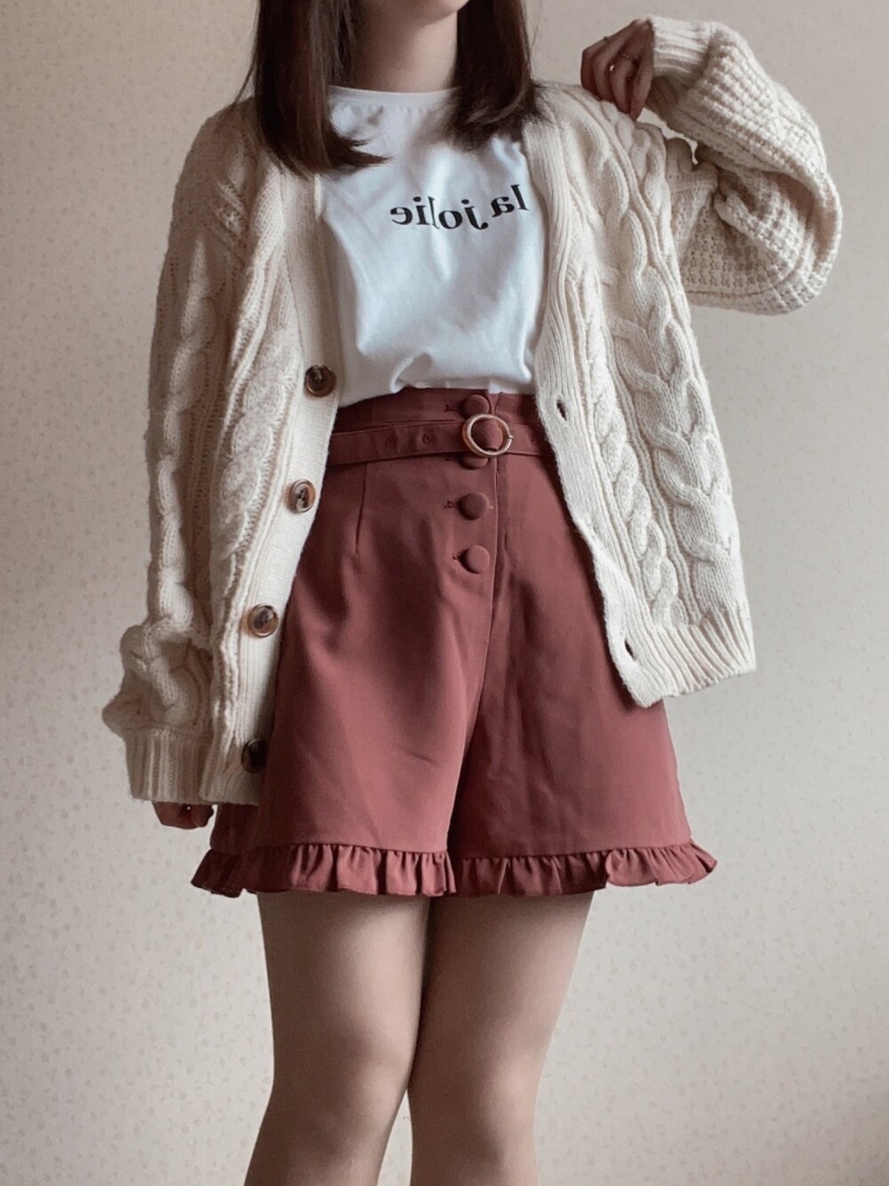 「秋服、ニット、カーディガン、ニットカーディガン、ニットカーデ、Tシャツ、白Tシャツ、ショートパンツ、フリルパンツ、低身長」｜「PairPairのシアーシャツ×バックフォトＴＳＥＴ（シャツ/ブラウス、ブラウン系）」を使った、みーちゃんさん（レディース・147cm）の秋コーディネートの1枚目の写真