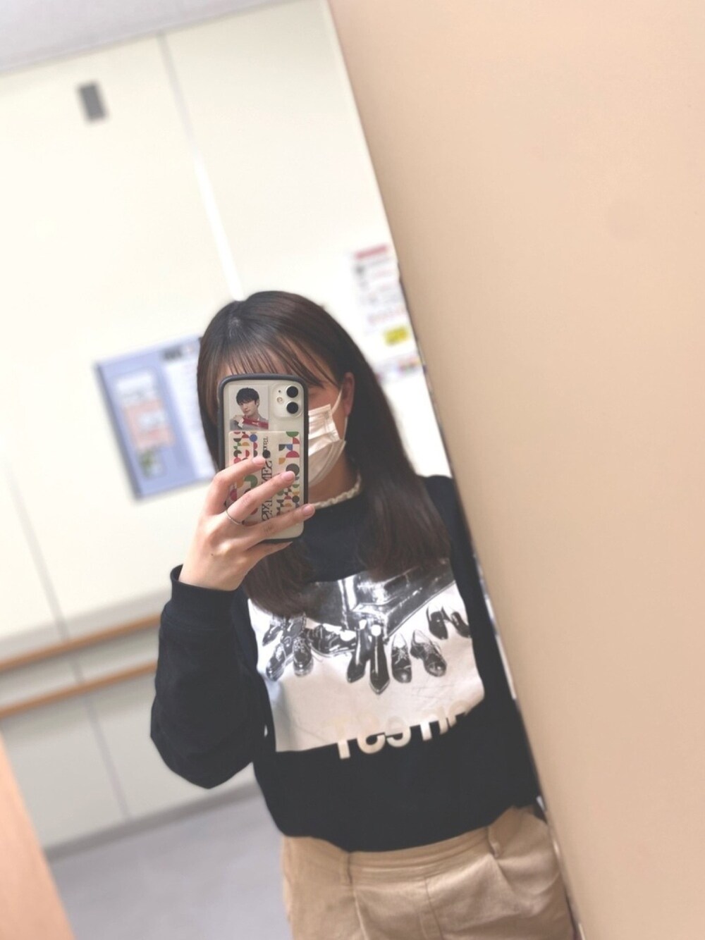 「ロンT、ロングTシャツ、ツアーグッズ、ツアーTシャツ、コーデュロイパンツ、フリルブラウス、SixTONES、タックイン、低身長」｜「OLIVE des OLIVEのアイテム（シャツ/ブラウス、ホワイト系）」を使った、みーちゃんさん（レディース・147cm）の春コーディネートの1枚目の写真