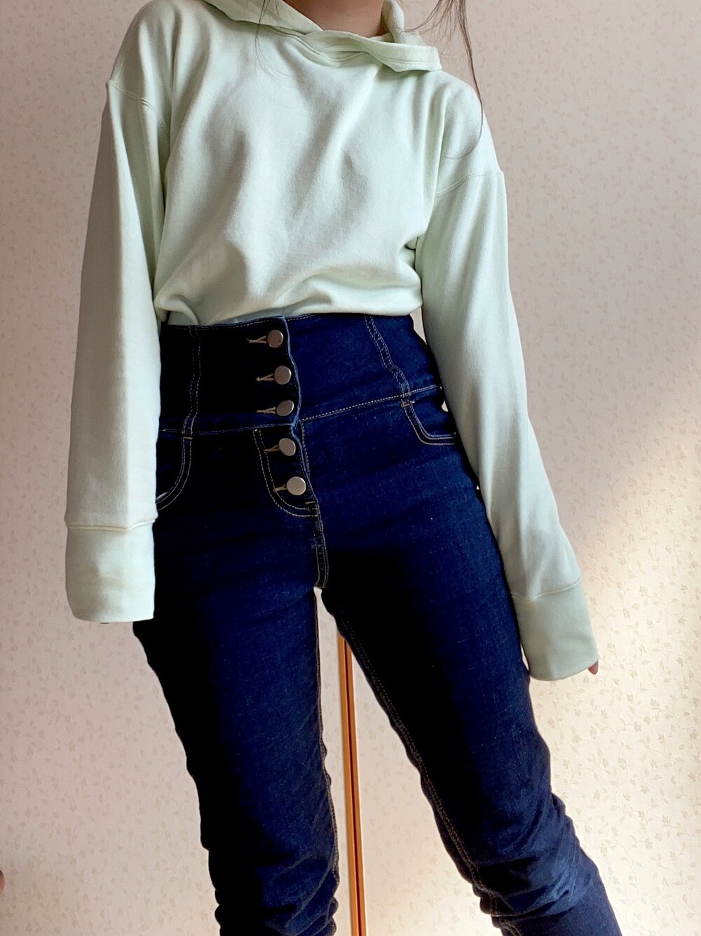 「パーカー、パステルカラー、パステルグリーン、デニム、ハイウエスト、タックイン」｜「UNIQLOのアイテム（パーカー、グリーン系）」を使った、みーちゃんさん（レディース・147cm）の春コーディネートの1枚目の写真