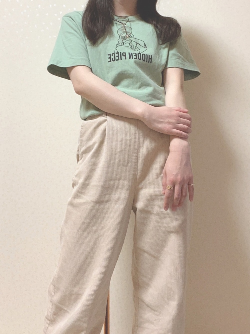 「半袖シャツ、Tシャツコーデ、コーデュロイパンツ、低身長」｜「WEGOのWEGO/ガールプリントTシャツ（Tシャツ/カットソー、グリーン系）」を使った、みーちゃんさん（レディース・147cm）の春コーディネートの1枚目の写真