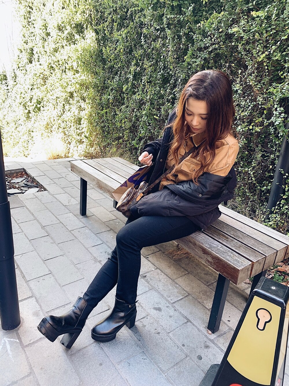 「Bershkaのアイテム（シャツ/ブラウス、ベージュ系）」を使った、Ukaさん（レディース・160cm）の冬コーディネートの1枚目の写真
