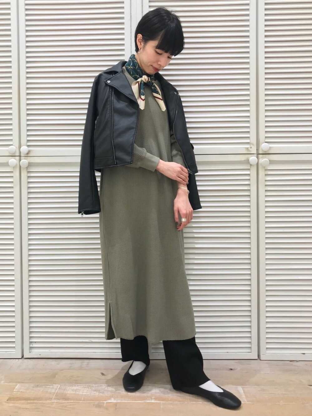 「オトナカジュアル、サーマル、ワッフル、ローリーズファーム(LOWRYS FARM)、LOWRYS FARM、ライダース、リブパンツ、スカーフ、ワンピース、カーキ」｜「LOWRYS FARMのライダース　805090（ライダースジャケット、ブラック系）」を使った、YUU   LOWRYS FARMルクアさん（レディース・164cm）の冬コーディネートの1枚目の写真