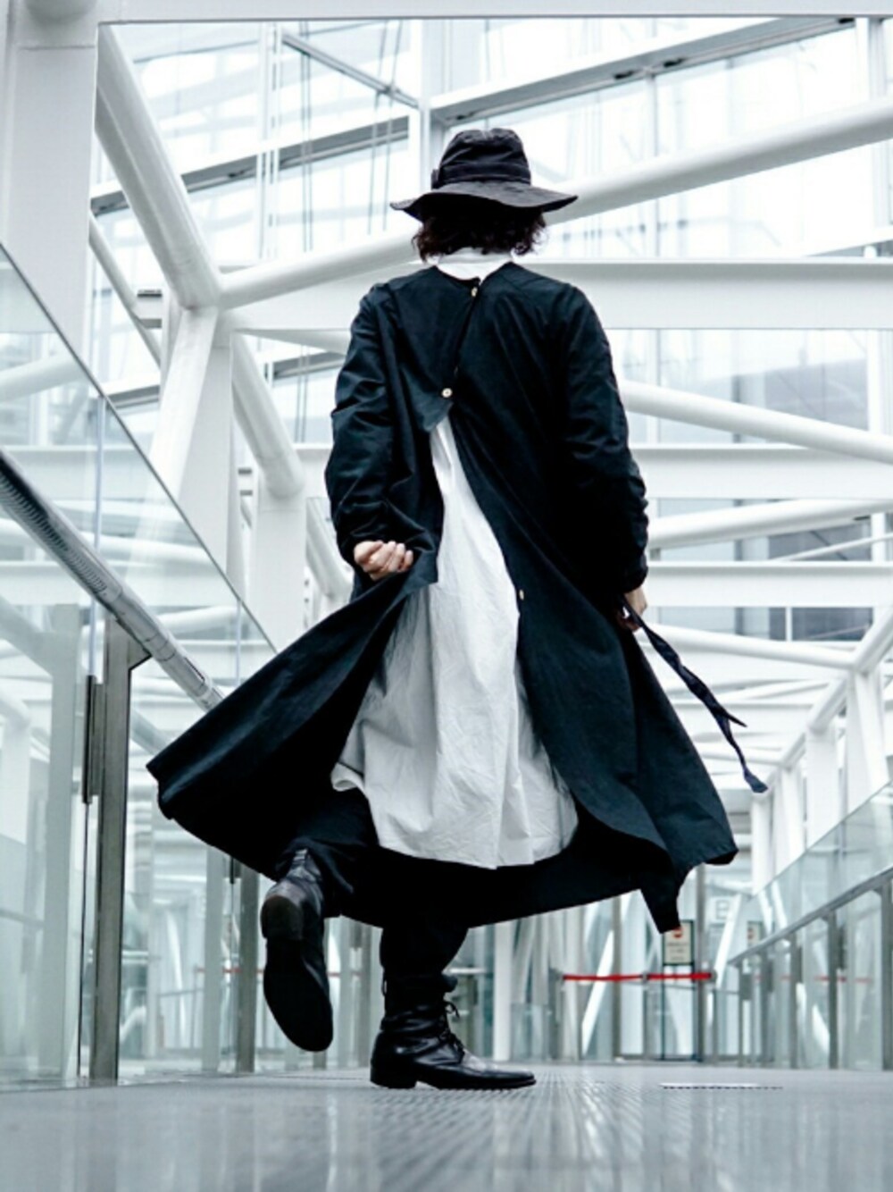 「MILITARYのアイテム（ワンピース/ドレス、ブラック系）」を使った、菅澤明男さん（メンズ・182cm）の春コーディネートの1枚目の写真