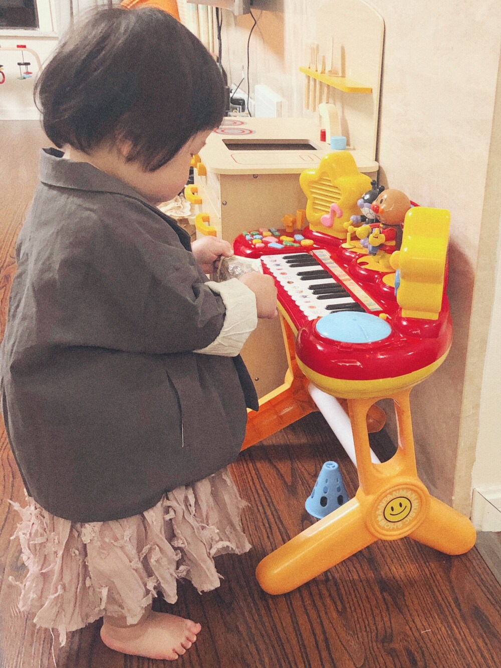 「Handmadeのアイテム（テーラードジャケット、グレー系）」を使った、肉叽叽肉叽叽さん（キッズ・70cm）の春コーディネートの1枚目の写真