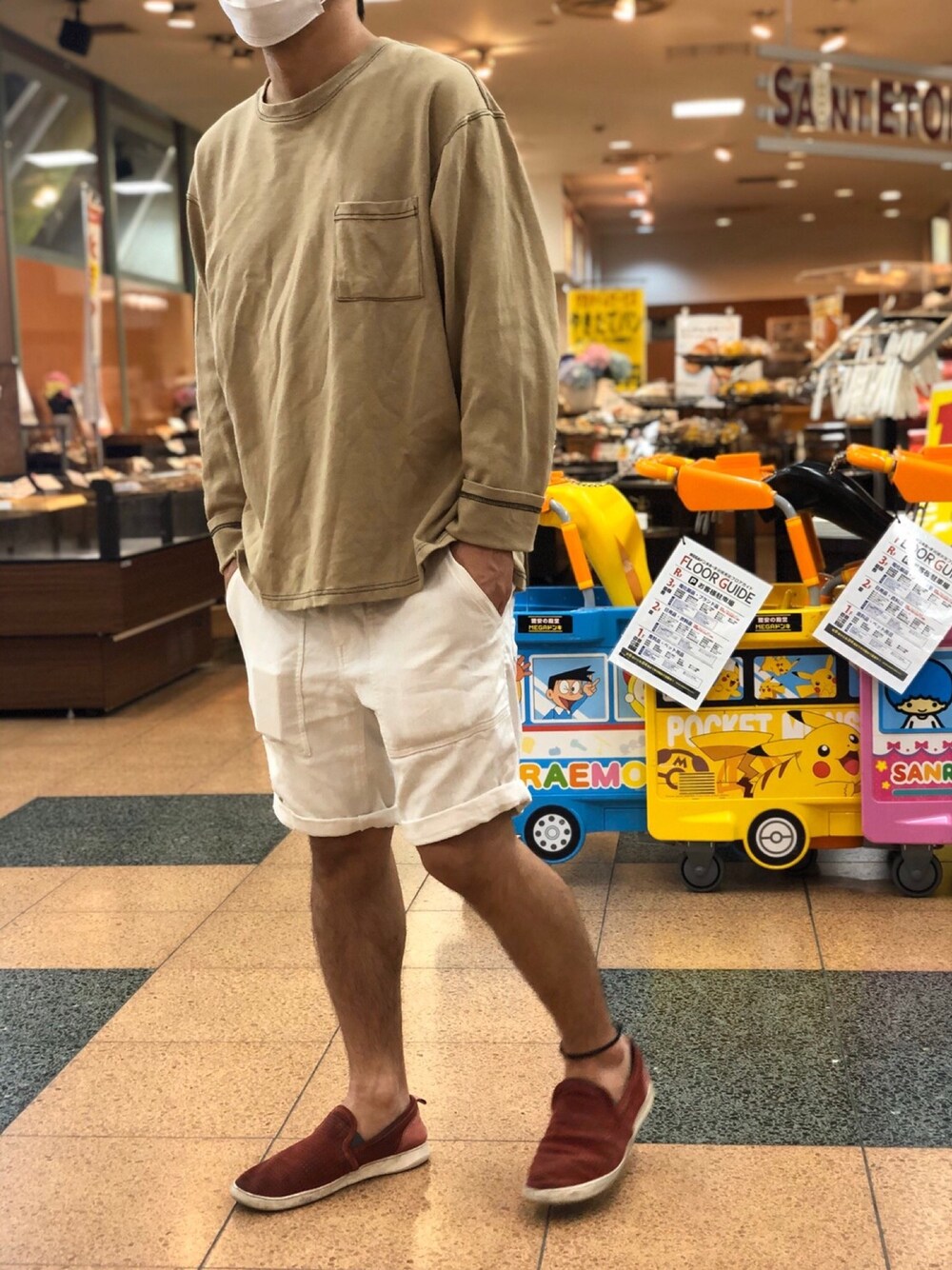 「シンプルコーデ、ビッグシルエット、オトナカジュアル、ゆるコーデ、お洒落さんとつながりたい、ハーフパンツ、休日スタイル、休日コーデ、赤、さし色」｜「J.BRAND for ROSEBUDのアイテム（その他パンツ、ホワイト系）」を使った、Makotoさん（メンズ・171cm）の春コーディネートの1枚目の写真