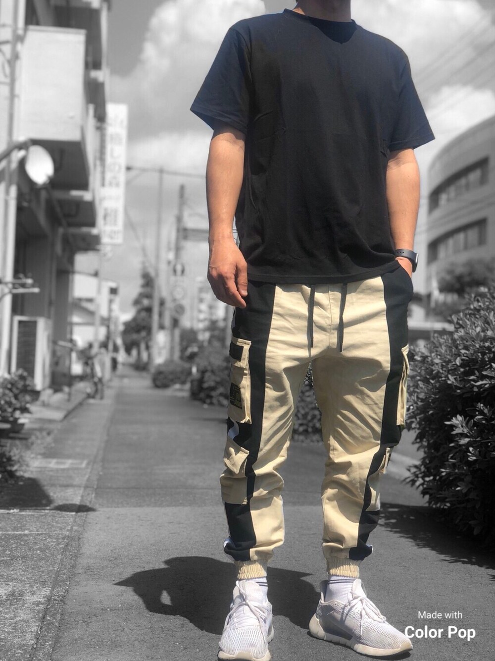「休日スタイル、夏コーデ、シンプルコーデ、今日のコーデ、ストリートMIX、スニーカーコーデ、低身長、黒Tシャツ、黒、オトナカジュアル」｜「At Marvelousのアイテム（Tシャツ/カットソー、ブラック系）」を使った、Makotoさん（メンズ・171cm）の春コーディネートの1枚目の写真