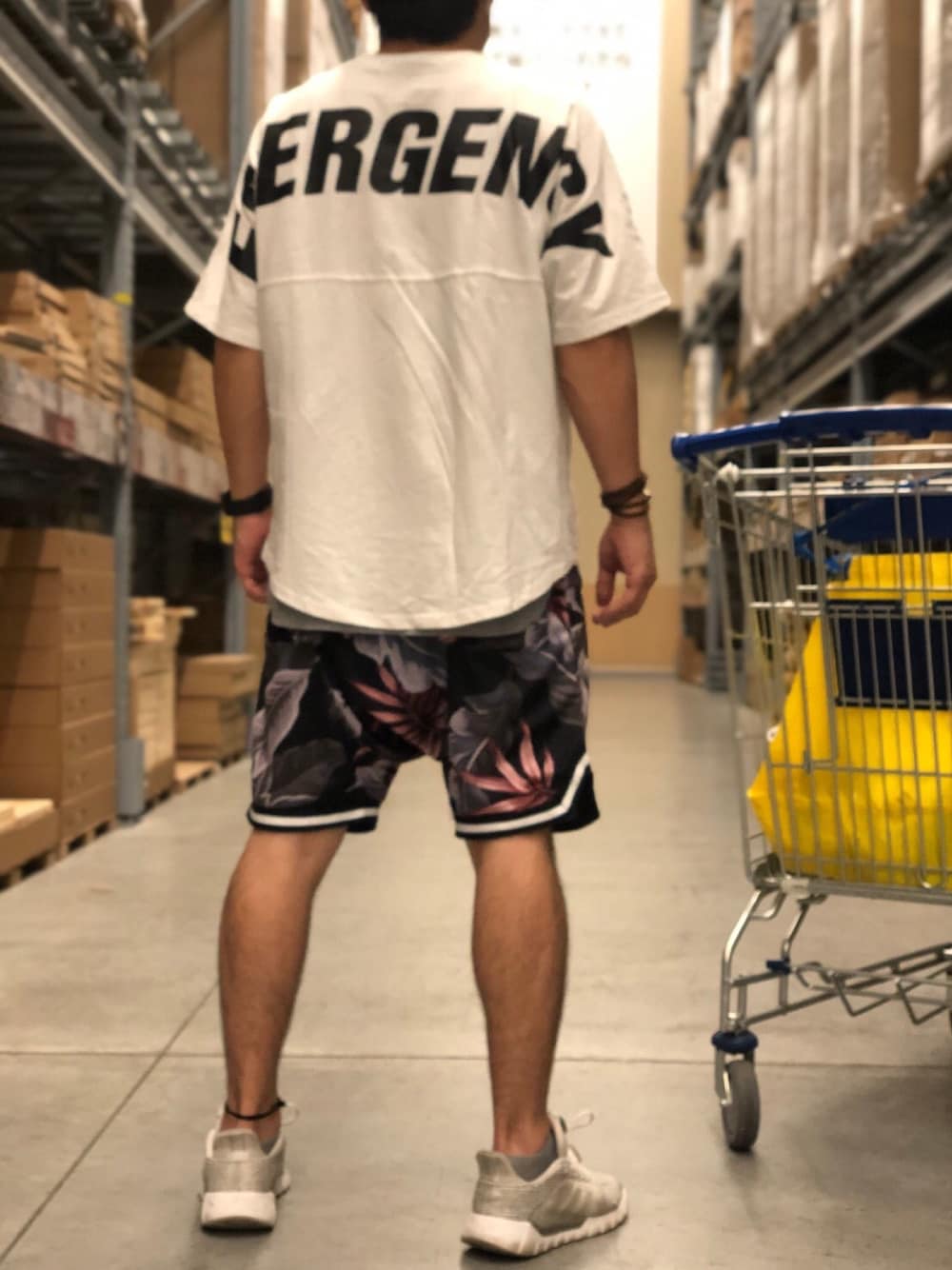 「スニーカーコーデ、ビッグT、ootd、ビックシルエット、アロハ、アロハ柄、サルエルパンツ、ハーフパンツ、ストリートカジュアル、夏」｜「At Marvelousのアイテム（Tシャツ/カットソー、ホワイト系）」を使った、Makotoさん（メンズ・171cm）の夏コーディネートの1枚目の写真