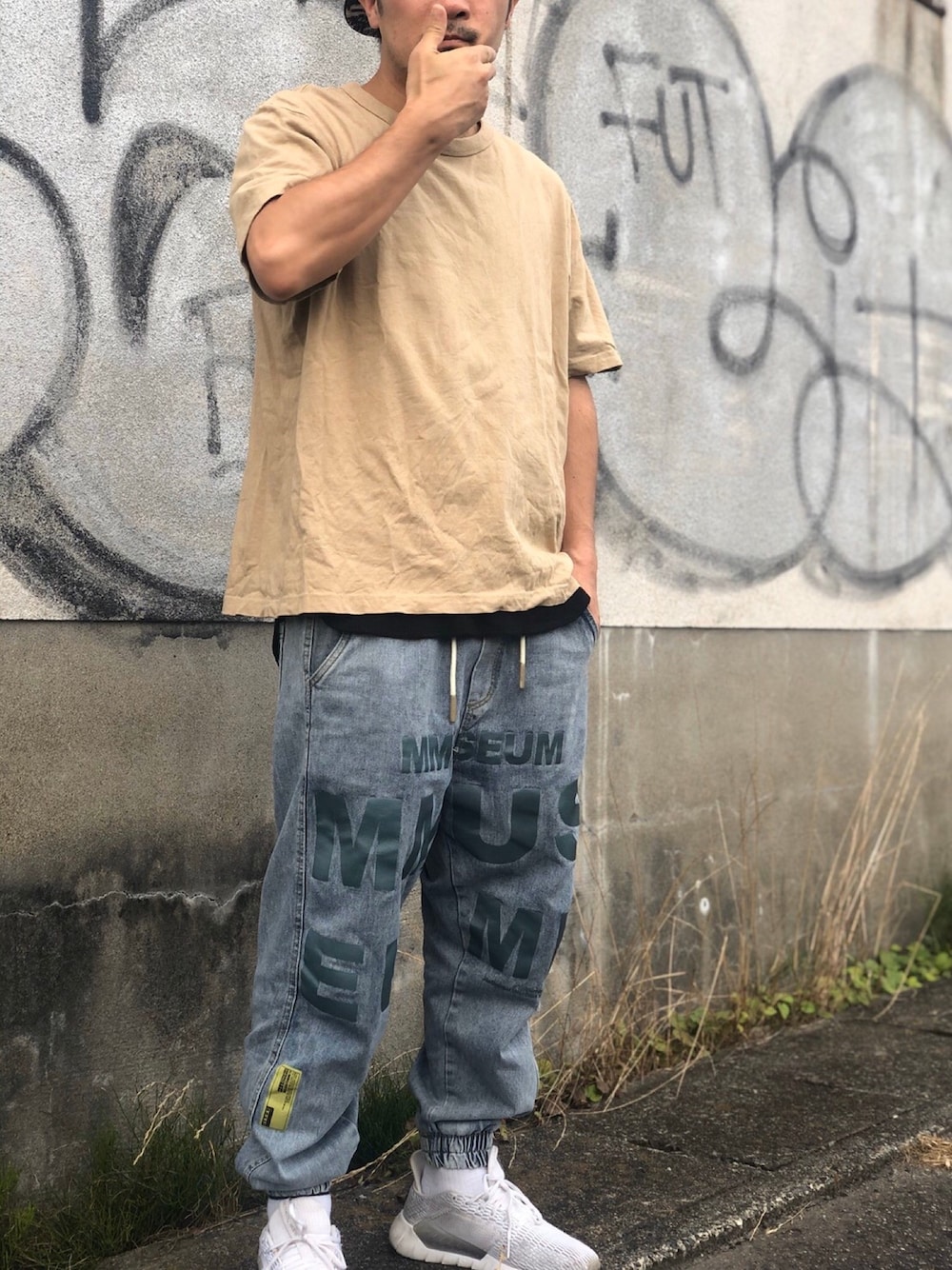 「オーバーサイズ、スニーカーコーデ、ストリート、ストリートMIX、ストリートコーデ、無地T、ベージュ、ストリート系、adidas、メンズコーデ」｜「GUのアイテム（Tシャツ/カットソー、ベージュ系）」を使った、Makotoさん（メンズ・171cm）の夏コーディネートの1枚目の写真