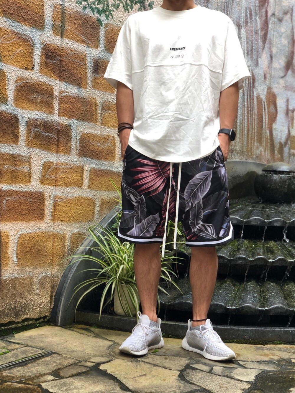 「夏コーデ、おしゃれさんと繋がりたい、休日スタイル、スニーカー、Tシャツ、ストリートコーデ、ラクチンコーデ、ビッグT、ハーフパンツ、メンズコーデ」｜「At Marvelousのアイテム（Tシャツ/カットソー、ホワイト系）」を使った、Makotoさん（メンズ・171cm）の夏コーディネートの1枚目の写真