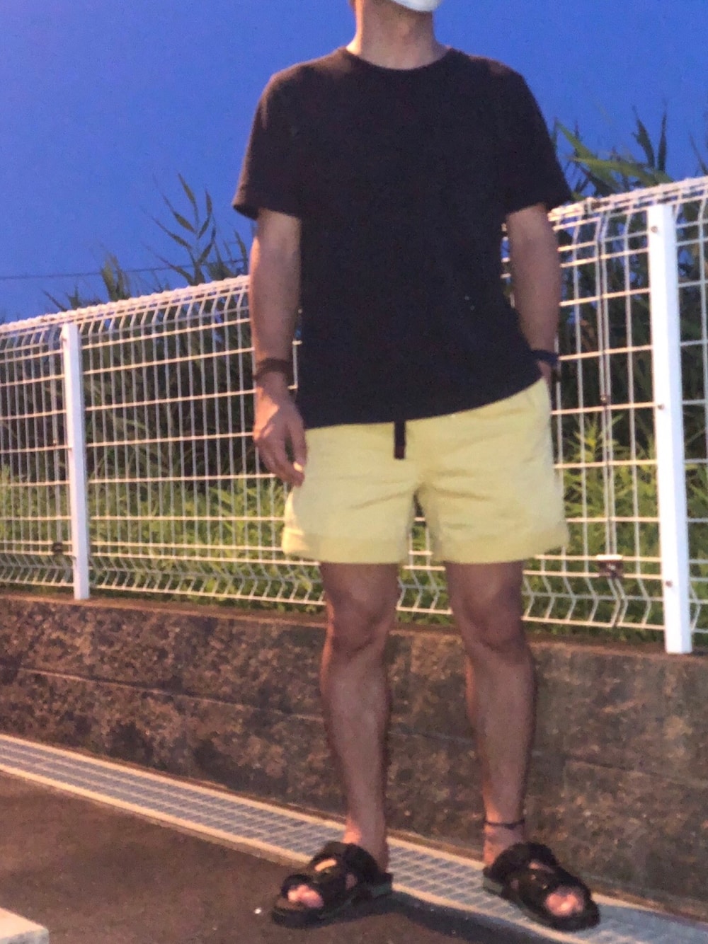 「シンプルコーデ、グラミチ、ハーフパンツ、夏コーデ、夏祭り、メンズ、おっさん」｜「Gramicciのアイテム（パンツ、イエロー系）」を使った、Makotoさん（メンズ・171cm）の夏コーディネートの1枚目の写真