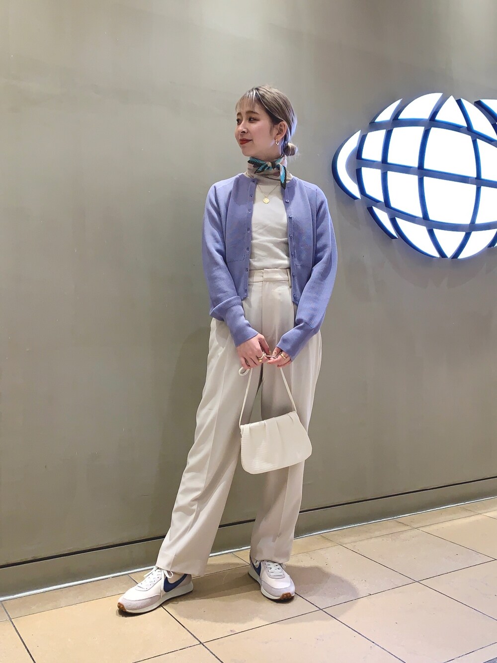 「FRED PERRY、フレッドペリー、カーディガン、別注アイテム、NIKE、花柄スカーフ、キャセリーニ、春カラー」｜「Ray BEAMSのRay BEAMS / ストレッチ ジョーゼット パンツ（スラックス、ホワイト系）」を使った、コウノナホさん（レディース・164cm）の冬コーディネートの1枚目の写真