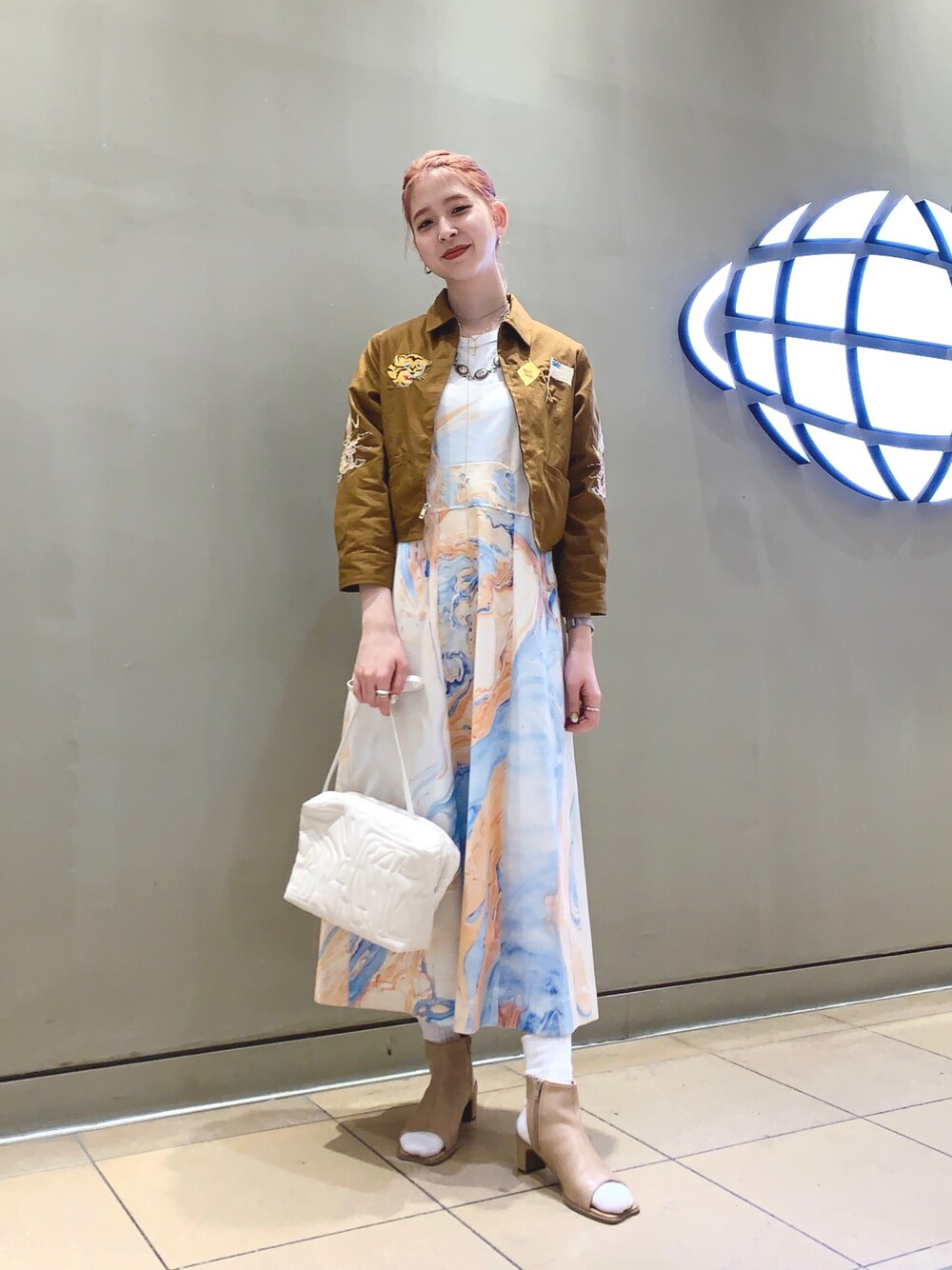 「ワンピース、春カラー、ベトジャン、ワンピーススタイル、ブーツサンダル、コンチョネックレス」｜「BEAMS BOYのTAILOR TOYO × BEAMS BOY / 別注 ベトナム ジャケット（その他アウター、ブラウン系）」を使った、コウノナホさん（レディース・164cm）の春コーディネートの1枚目の写真