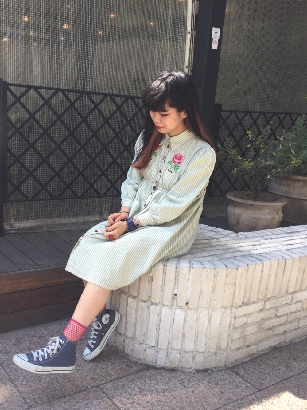 「靴下屋、網ソックス、コンバース ハイカット、ストライプ、シャツワンピ」｜「Aymmy in the batty girlsのDINER ROSE レトロワンピース（ワンピース、グリーン系）」を使った、マオさん（レディース・163cm）の春コーディネートの1枚目の写真