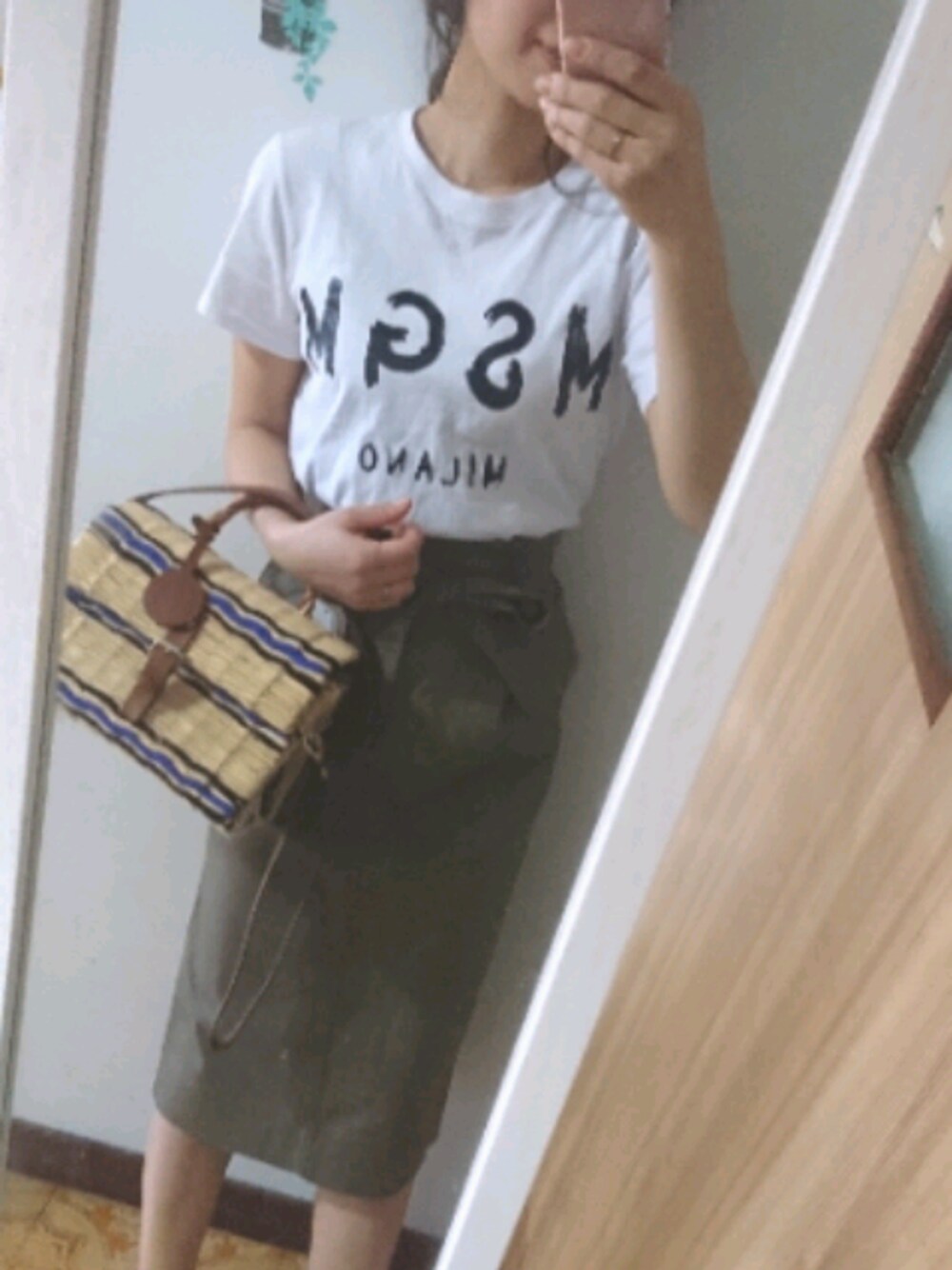 「MSGM、Tシャツ、UNIQLO」｜「MSGMのアイテム（Tシャツ/カットソー、ホワイト系）」を使った、Ayaさん（レディース・156cm）の春コーディネートの1枚目の写真
