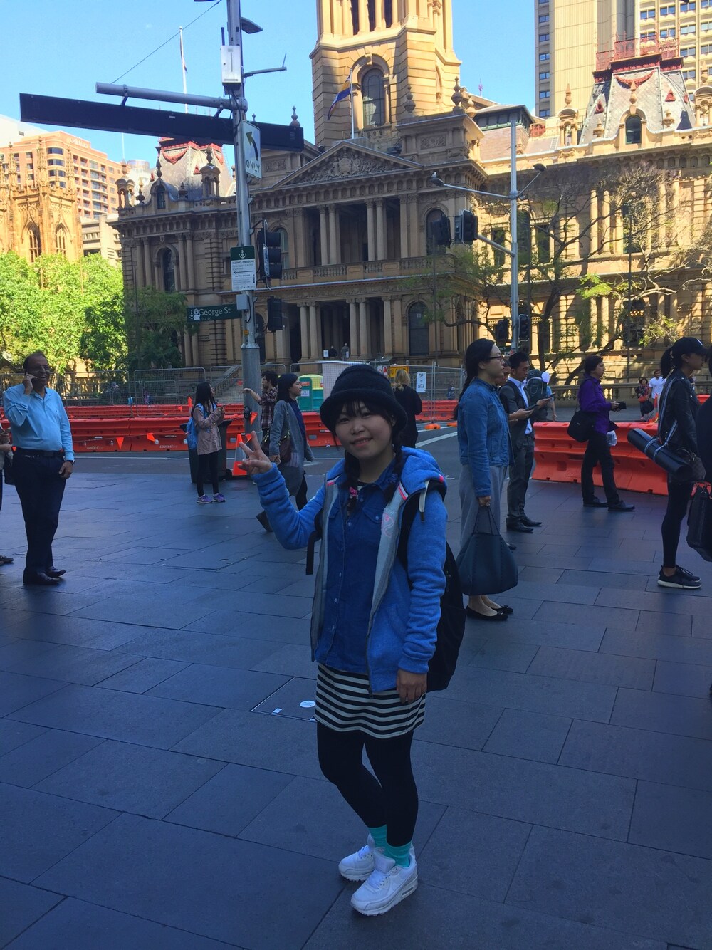 「sydney、travel」｜「SuperDryのアイテム（ノーカラージャケット、ブルー系）」を使った、楊小兔さん（レディース・153cm）の冬コーディネートの1枚目の写真