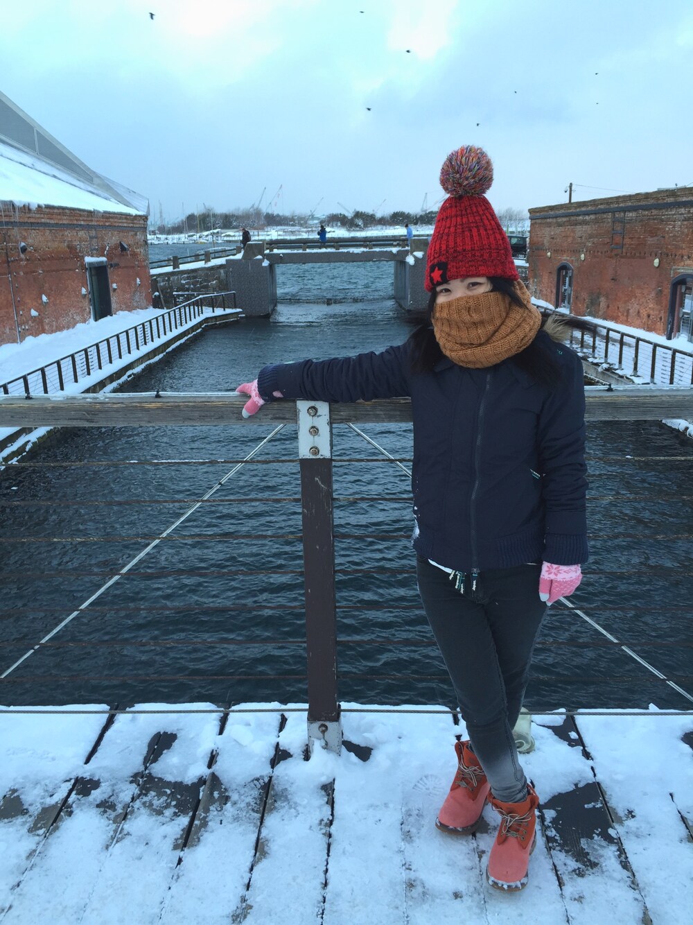 「travel、hokkaido、snow」｜「Timberlandのアイテム（シューズ、オレンジ系）」を使った、楊小兔さん（レディース・153cm）の冬コーディネートの1枚目の写真