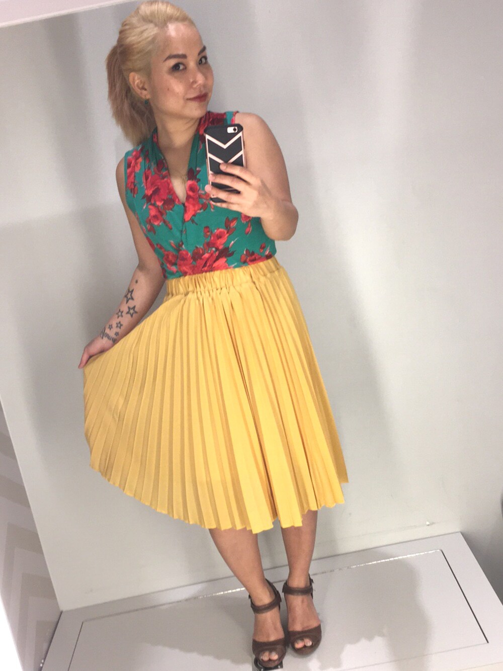 ブラウン系のパンプス、その他のニット/セーターを着用したレディースの春コーディネートの1枚目の写真