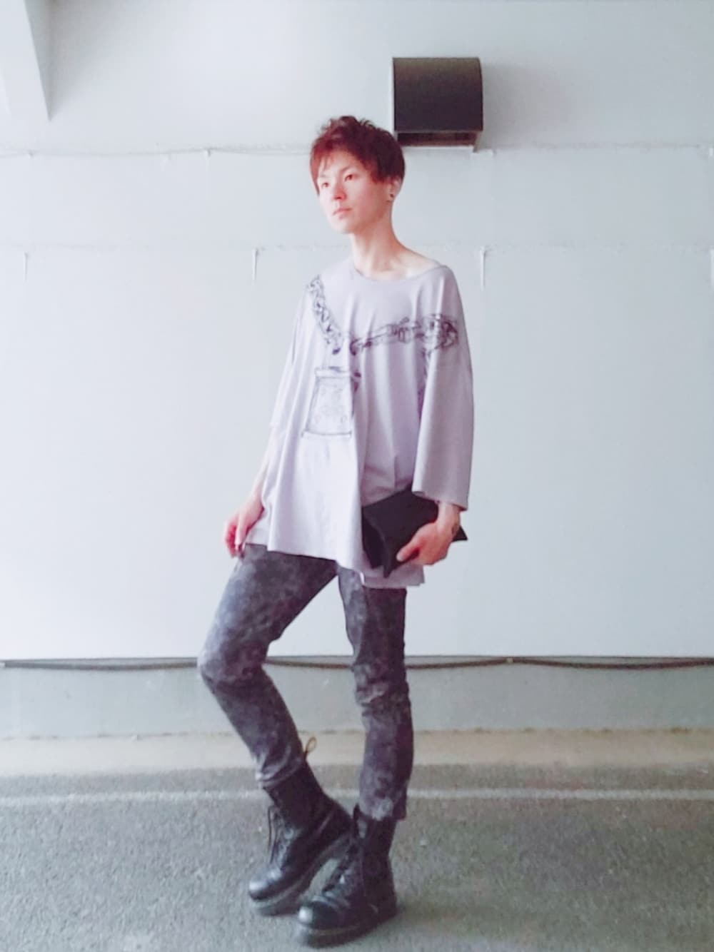 「Vivienne Westwood、Dr.Martens」｜「Vivienne Westwoodのアイテム（Tシャツ/カットソー、グレー系）」を使った、ポン太さん（メンズ・175cm）の夏コーディネートの1枚目の写真