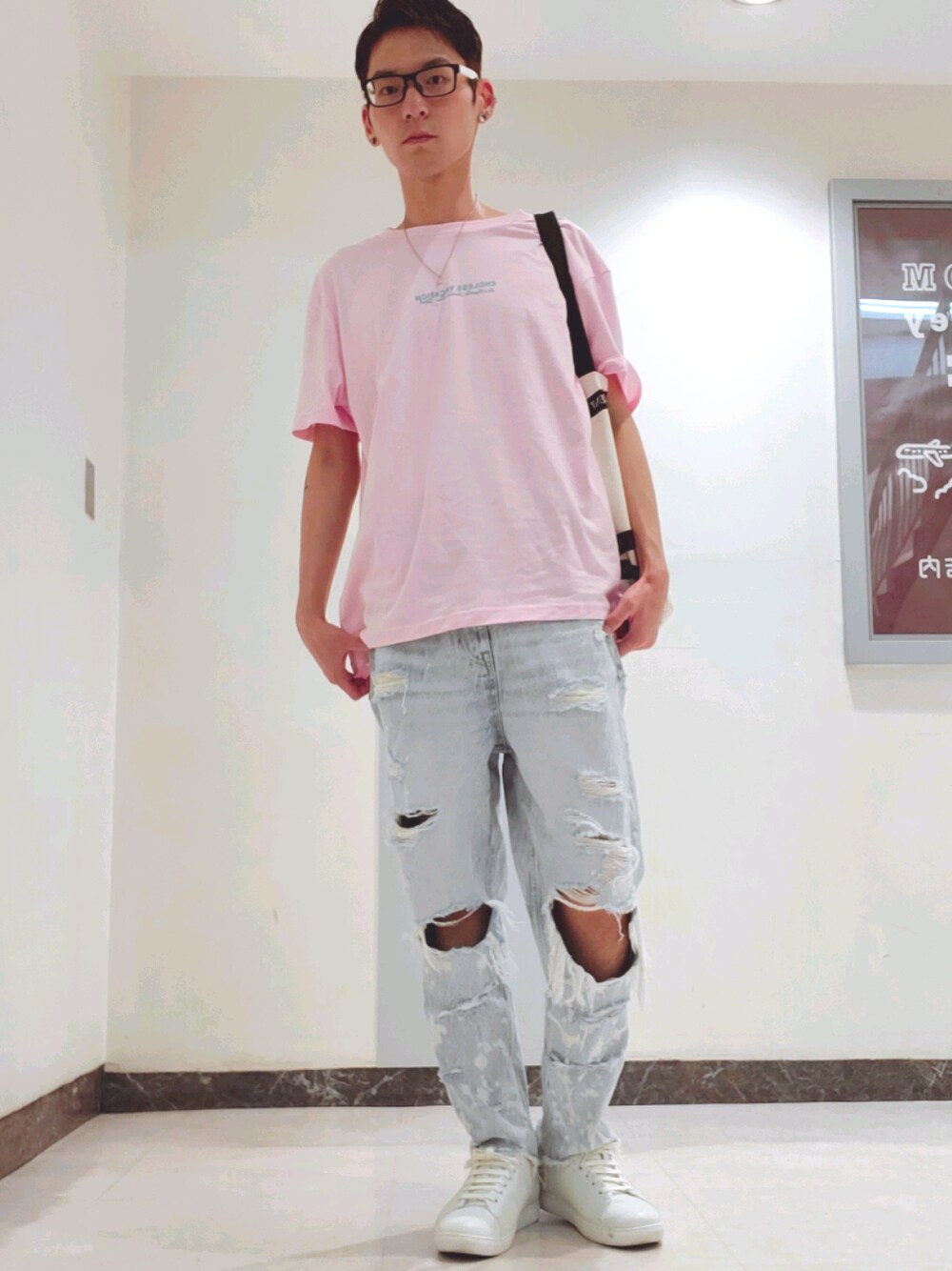 「デニム、クラッシュデニム、ピンク、夏コーデ、ダメージデニム、ビーチコーデ」｜「EMPORIO ARMANIのアイテム（スニーカー、ホワイト系）」を使った、ポン太さん（メンズ・175cm）の夏コーディネートの1枚目の写真