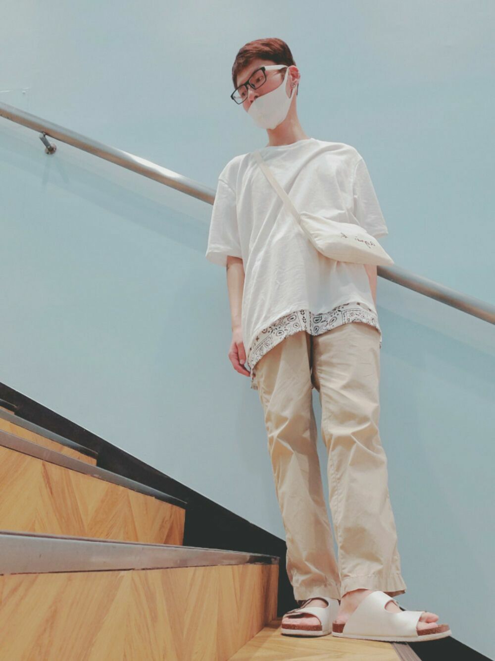 「ホワイト、JWANDERSON、agnes b.、UNIQLO、ビルケンシュトック、Bershka、ベージュ」｜「UNIQLOのイージードローストリングパンツ（その他パンツ、ベージュ系）」を使った、ポン太さん（メンズ・175cm）の夏コーディネートの1枚目の写真