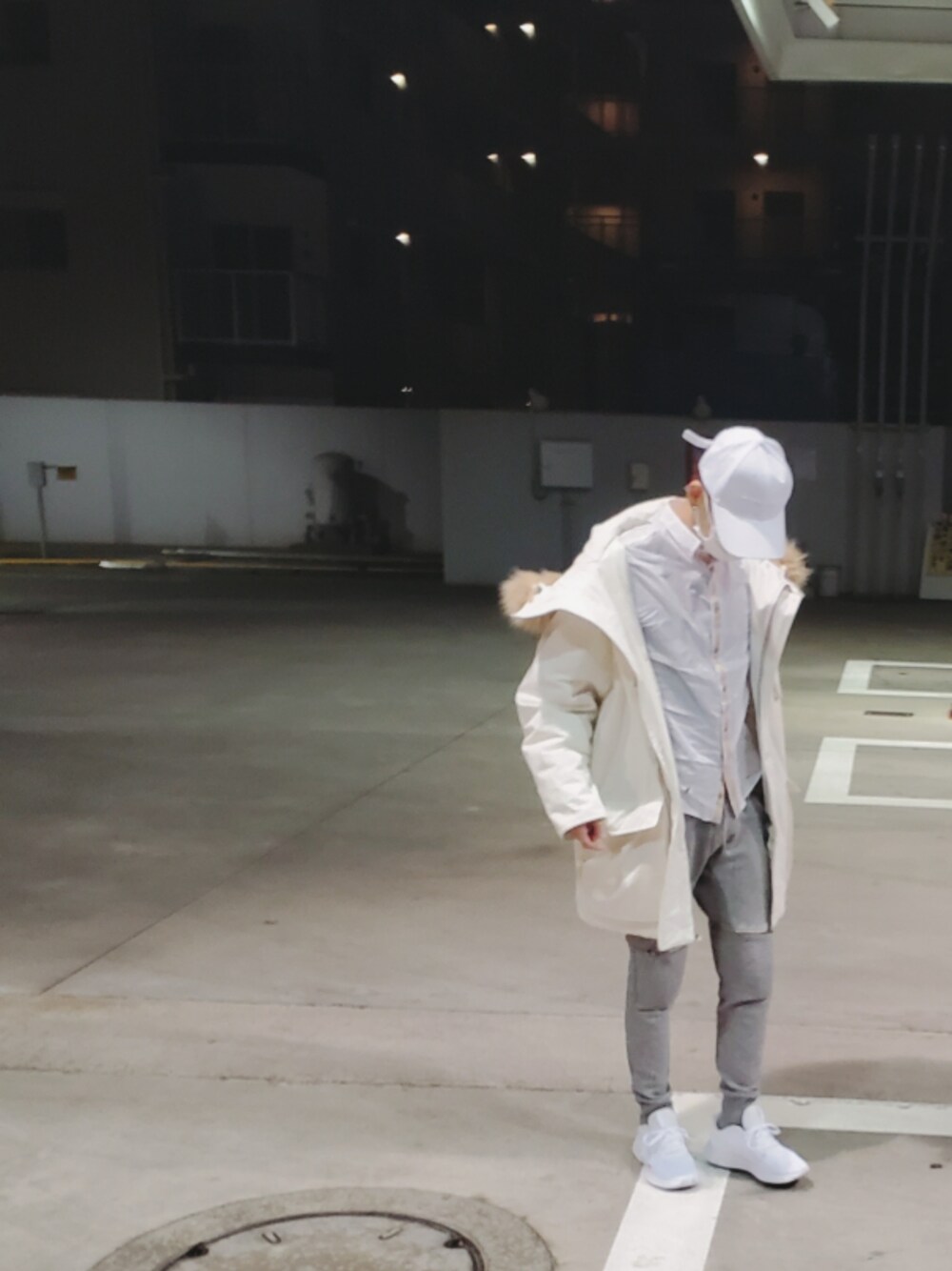「モード、ホワイト、ミリタリージャケット、ミリタリー、NIKE、ZARA、白シャツ、白スニーカー」｜「ZARAのアイテム（シャツ/ブラウス、ホワイト系）」を使った、ポン太さん（メンズ・175cm）の冬コーディネートの1枚目の写真